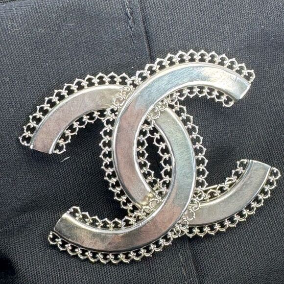 Chanel Scalloped Silver Metal Cc Brooch Large - Picture 1 of 9